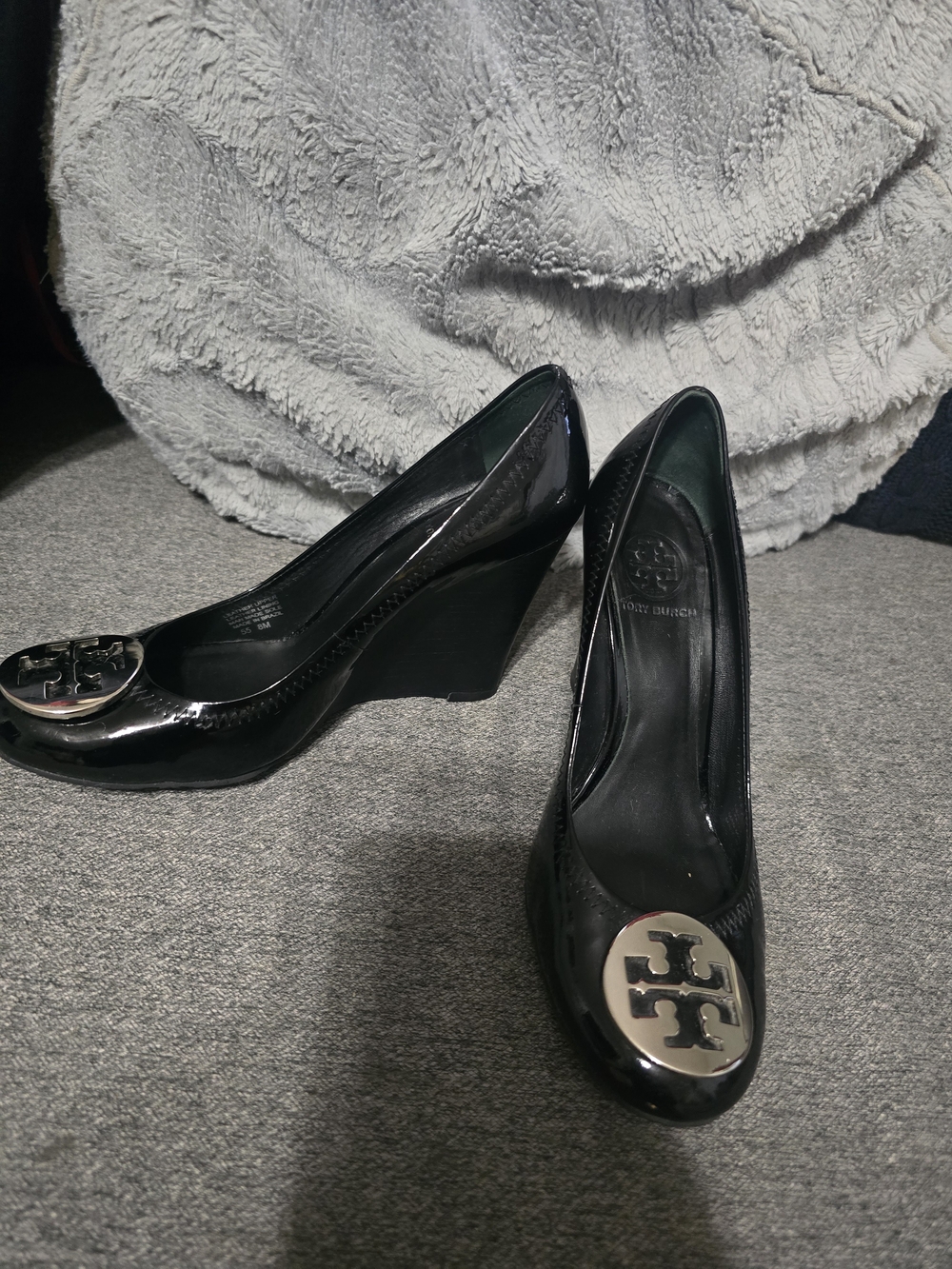 Tory Burch Black Patent Leather Logo Pumps - Picture 3 of 6